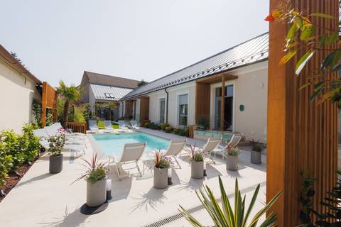 Curtea interioară cu piscină și intrările apartamentelor.